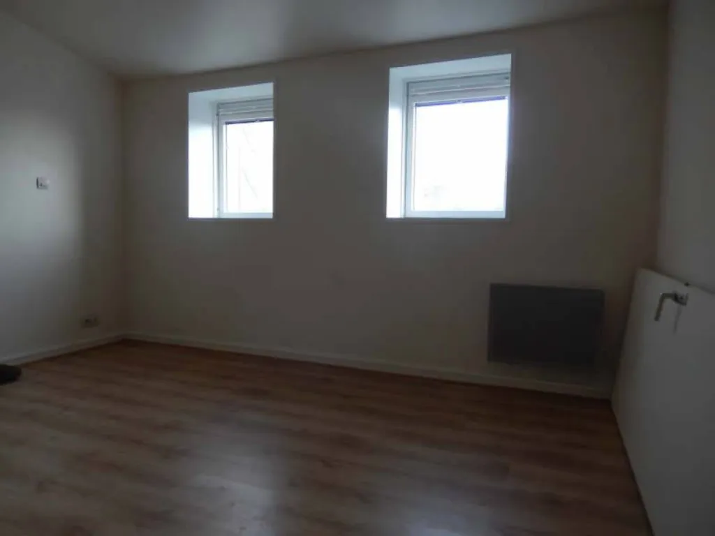 Situé au 3ème étage (donnant sur cour)
