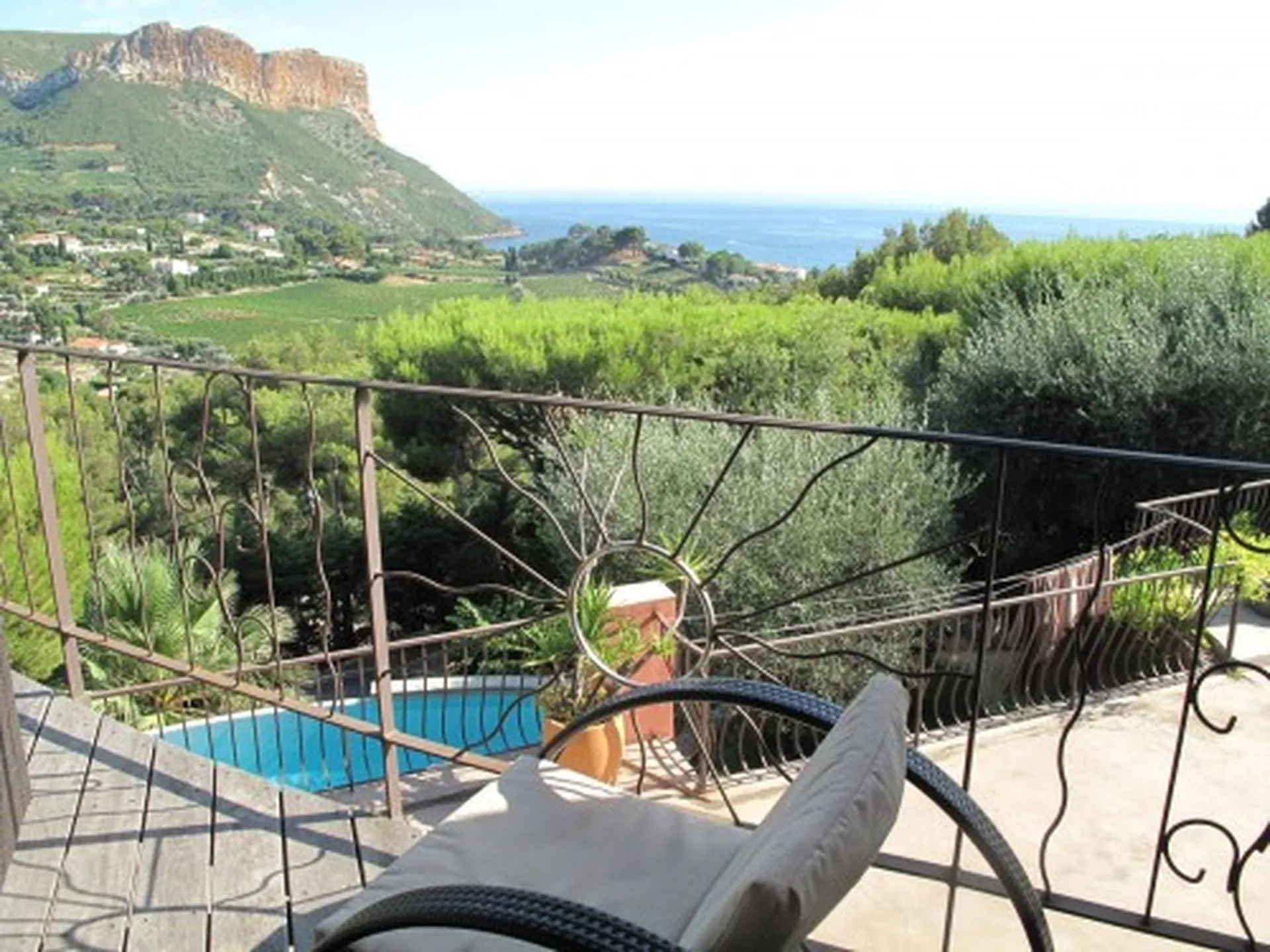 Exclusivité A vendre villa 6 Cassis bénéficiant d'une vue sur la mer + T2 indépendant