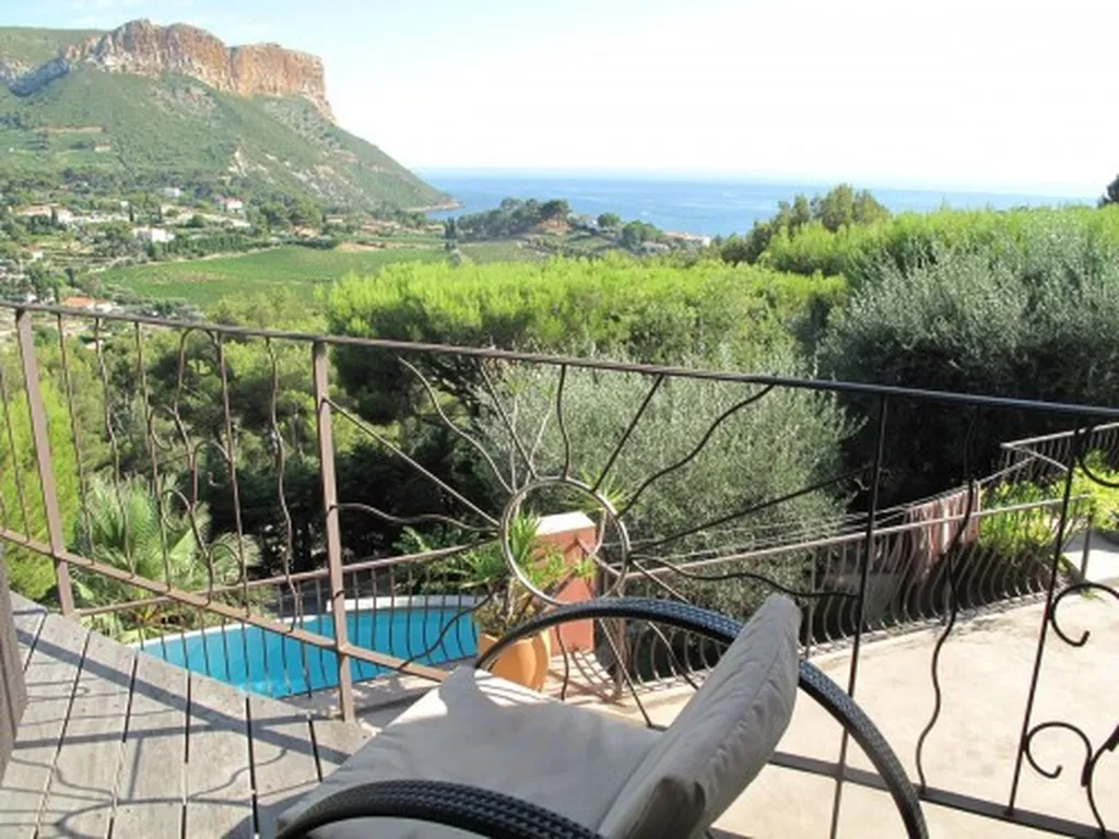 Exclusivité A vendre villa 6 Cassis bénéficiant d'une vue sur la mer + T2 indépendant