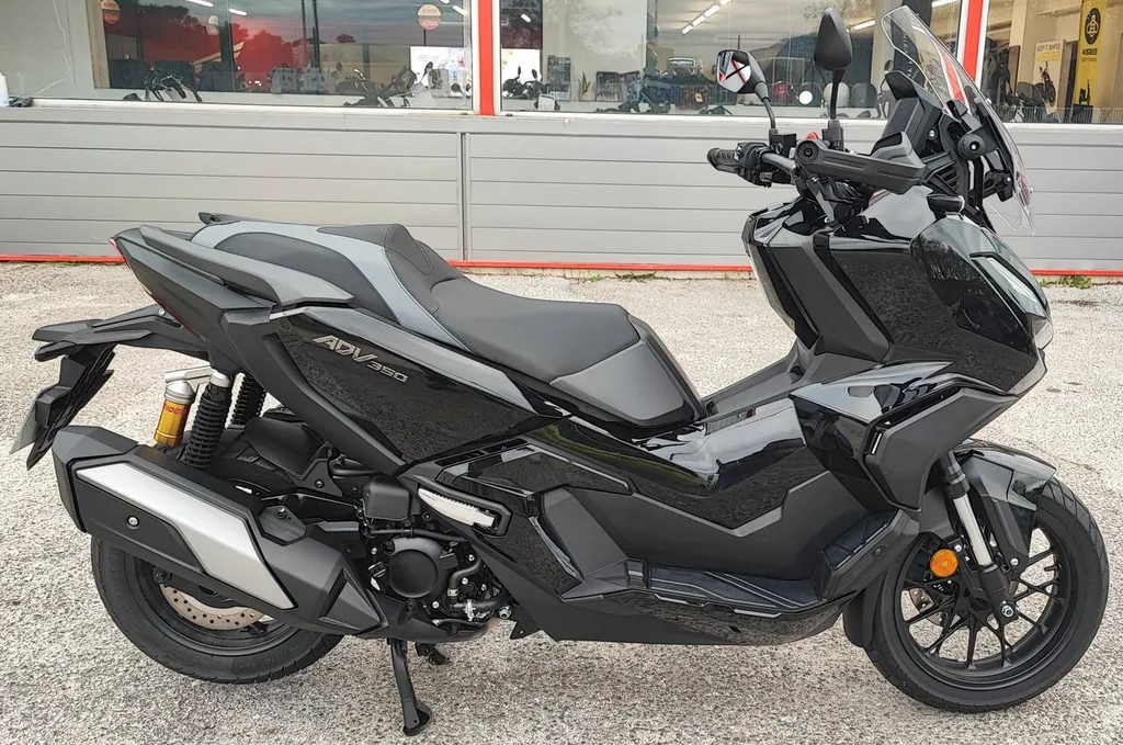 HONDA ADV 350 DU 06/2025 AVEC 1200KM.