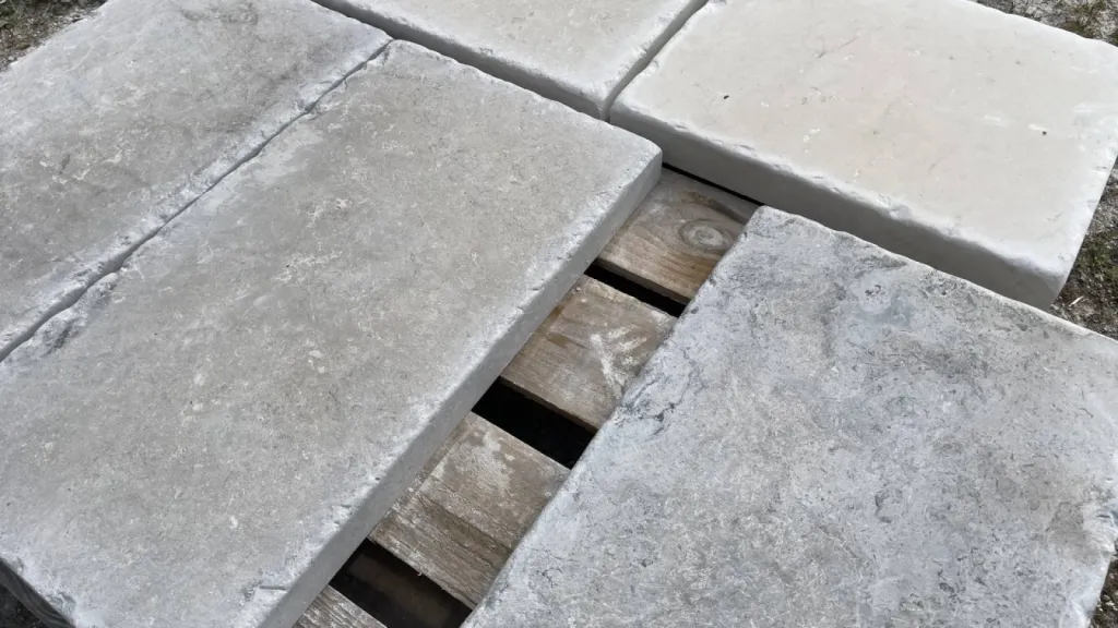 Pavé gris du Périgord, Pavé de Dordogne en pierre naturelle antique livraison Bordeaux et village Provence