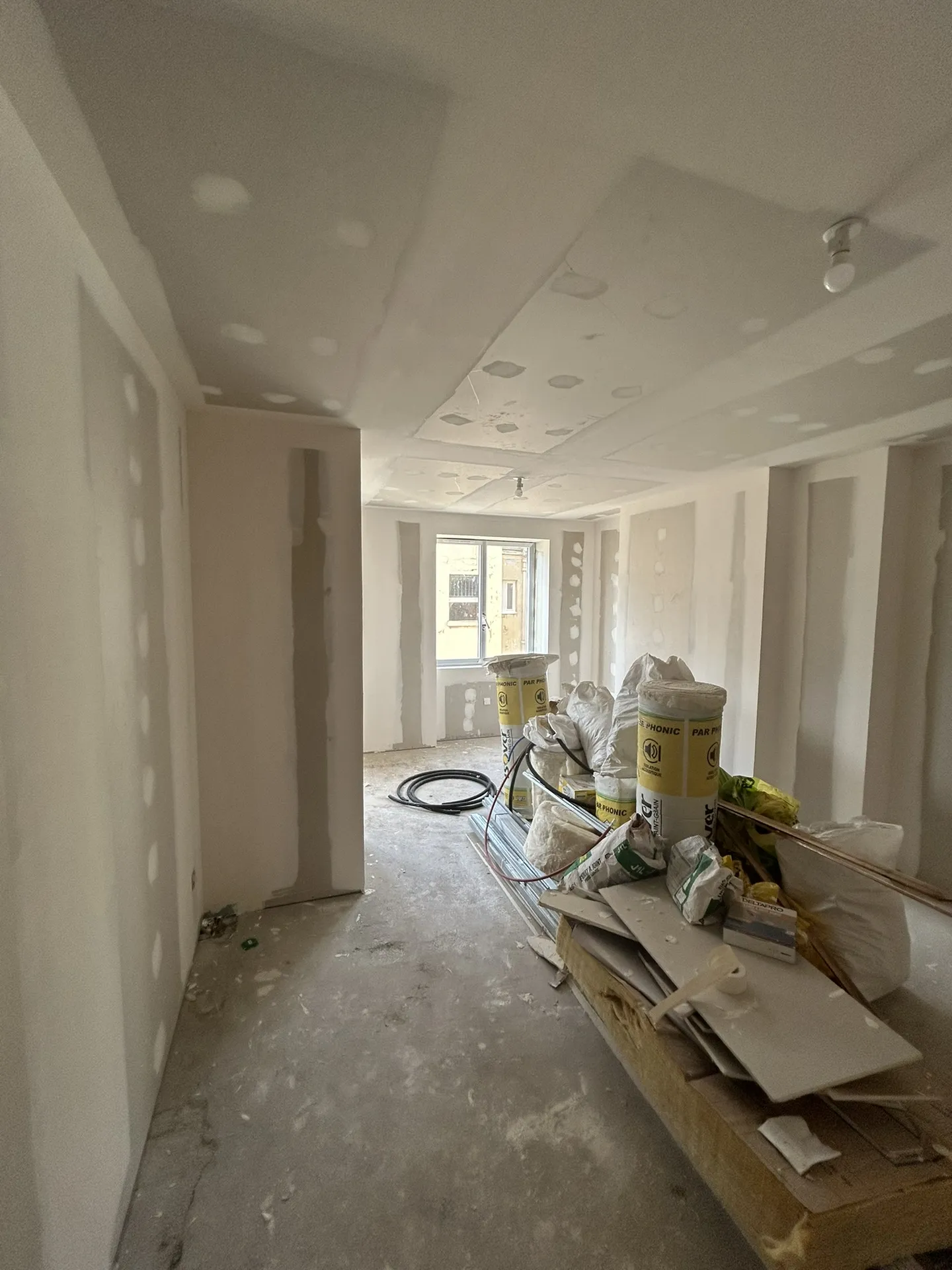 Doublage en plaques de plâtre avec réalisation des bandes à joints lors d’une rénovation énergétique à Lyon (Rhône 69)