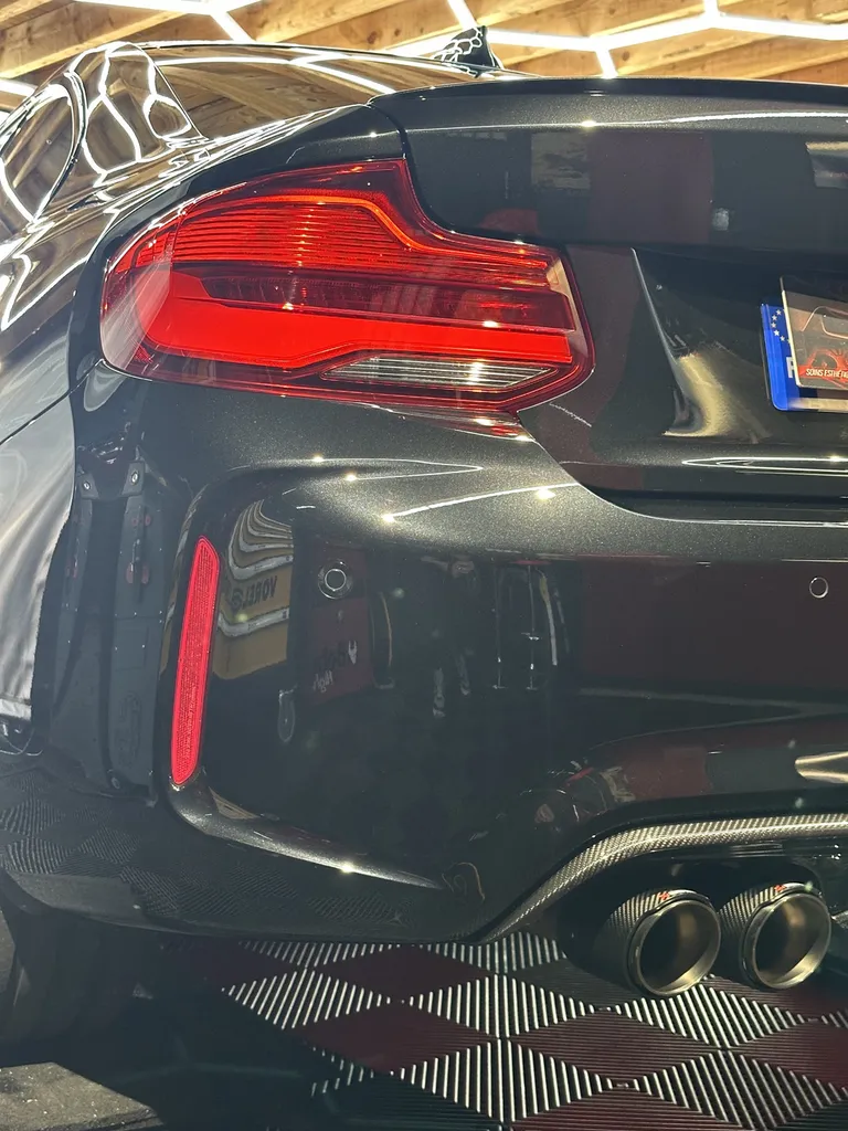 Detailing auto lyon spécialiste du traitement céramique et de la protection carrosserie sur BMW M2 voiture sportive