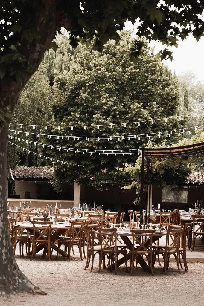 Diner de mariage en extérieur à Aix en Provence Photo Cabinet Poetique