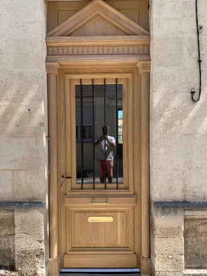 Fabrication d'une porte en Chêne avec poteaux, grille de défense pour la partie vitrée, chapiteau. Porte d'un maison individuelle Bordeaux