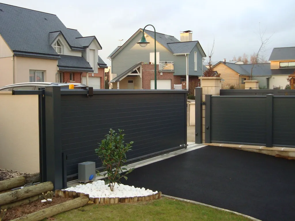 Installation de Portail en aluminium coulissant ou autoportrant élégant et contemporain à Bernay dans l'Eure 27 et ses Alentours