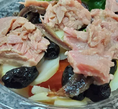 Salade niçoise : pomme de terre, tomate, salade verte, anchois, olives, thon en livraison ou à emporter à Salon de Provence