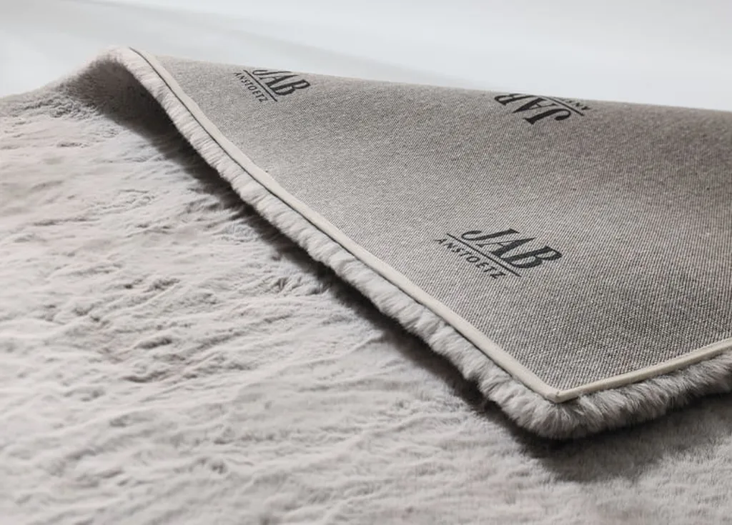 Tapis look fourrure Furry Fellows de JAB ANSTOETZ avec dimensions sur mesure disponible en rond, rectangulaire et carré à Genève en Suisse