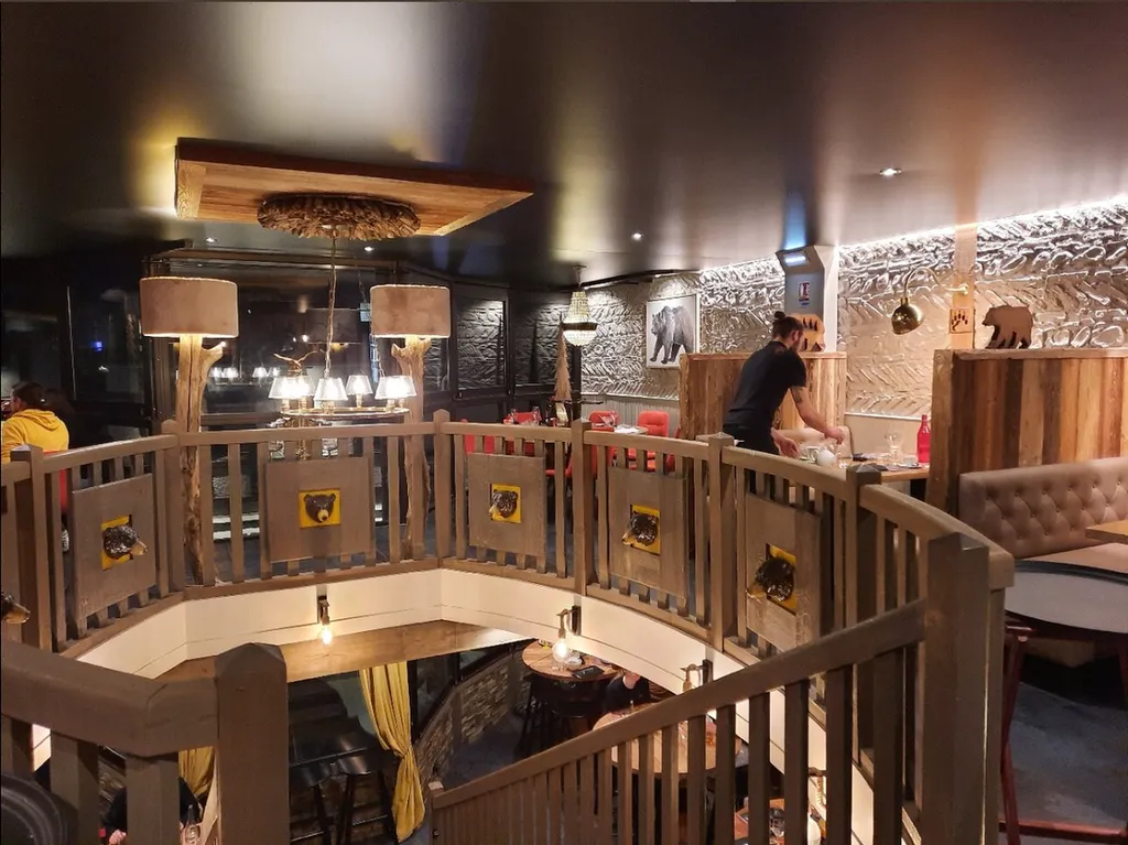 Plafond chauffant rayonnant pour bars, cafés, hôtels, restaurants et autres commerces - Plafonds Tendus Occitans Toulouse - restaurant la tute St Lary