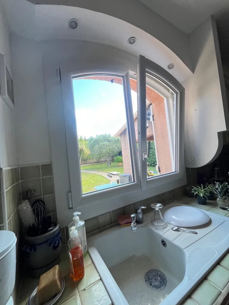 Sublimez Votre Habitat avec Oknoplast : Rénovation de Portes-Fenêtres et Fenêtres Cintrées par SMA sur Istres