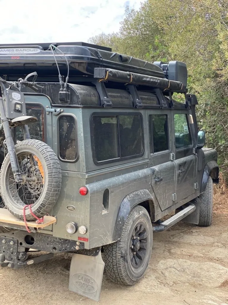 Agencement intérieur d’un 4X4 défender pour le voyage à Bordeaux
