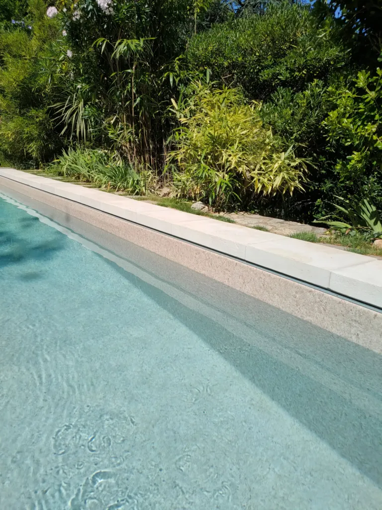Découvrir des réalisations de piscines haut de gamme et sur mesure en béton dans le Gard