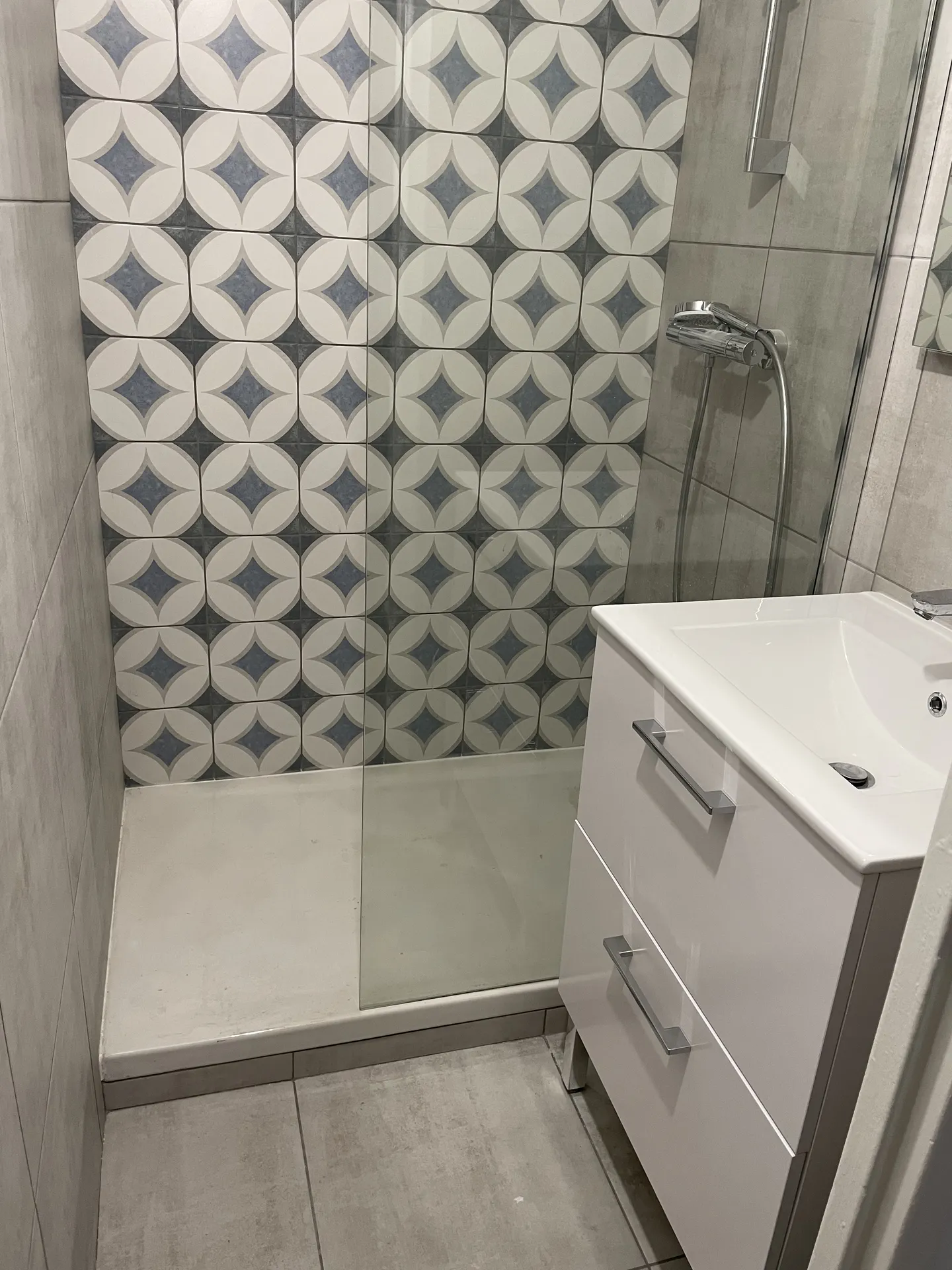 Salle de bain rénovée à Tassin-la-Demi-Lune près d’Écully : modernisation des revêtements et installation d’équipements contemporains pour améliorer le confort et l’esthétique.