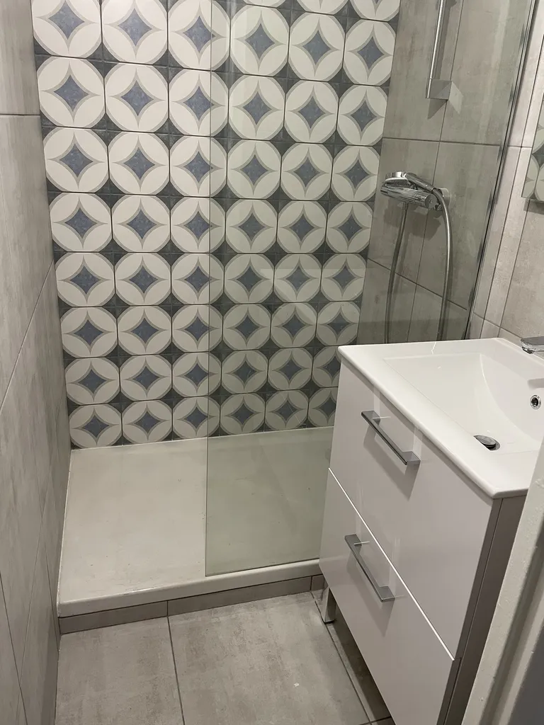 Salle de bain rénovée à Tassin-la-Demi-Lune près d’Écully : modernisation des revêtements et installation d’équipements contemporains pour améliorer le confort et l’esthétique.