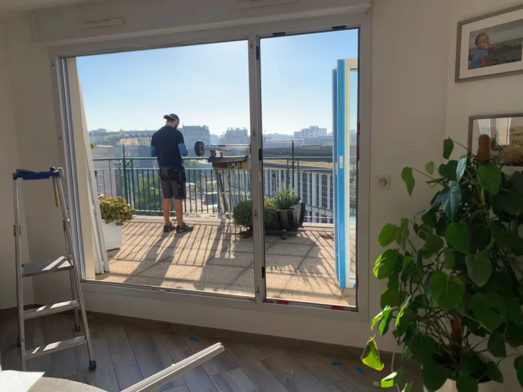 Fenêtres PVC de marque Bouvet modèle thermience avec combiné de volets roulants en dépose totale sur Lyon 69007 en région Rhône-Alpes