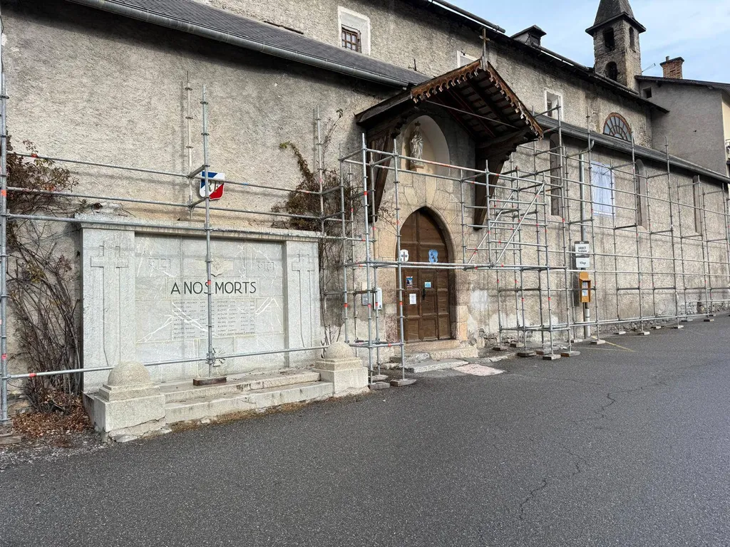 Montage d'échafaudage sur église classée monument historique à Faucon-de-Barcelonnette pour rénovation complète des façades en pierre du XVIIe siècle
