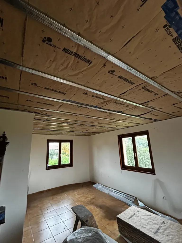 Isolation des plafonds avec laine de verre pour renforcer la performance thermique d’un logement à Lyon (Rhône 69)