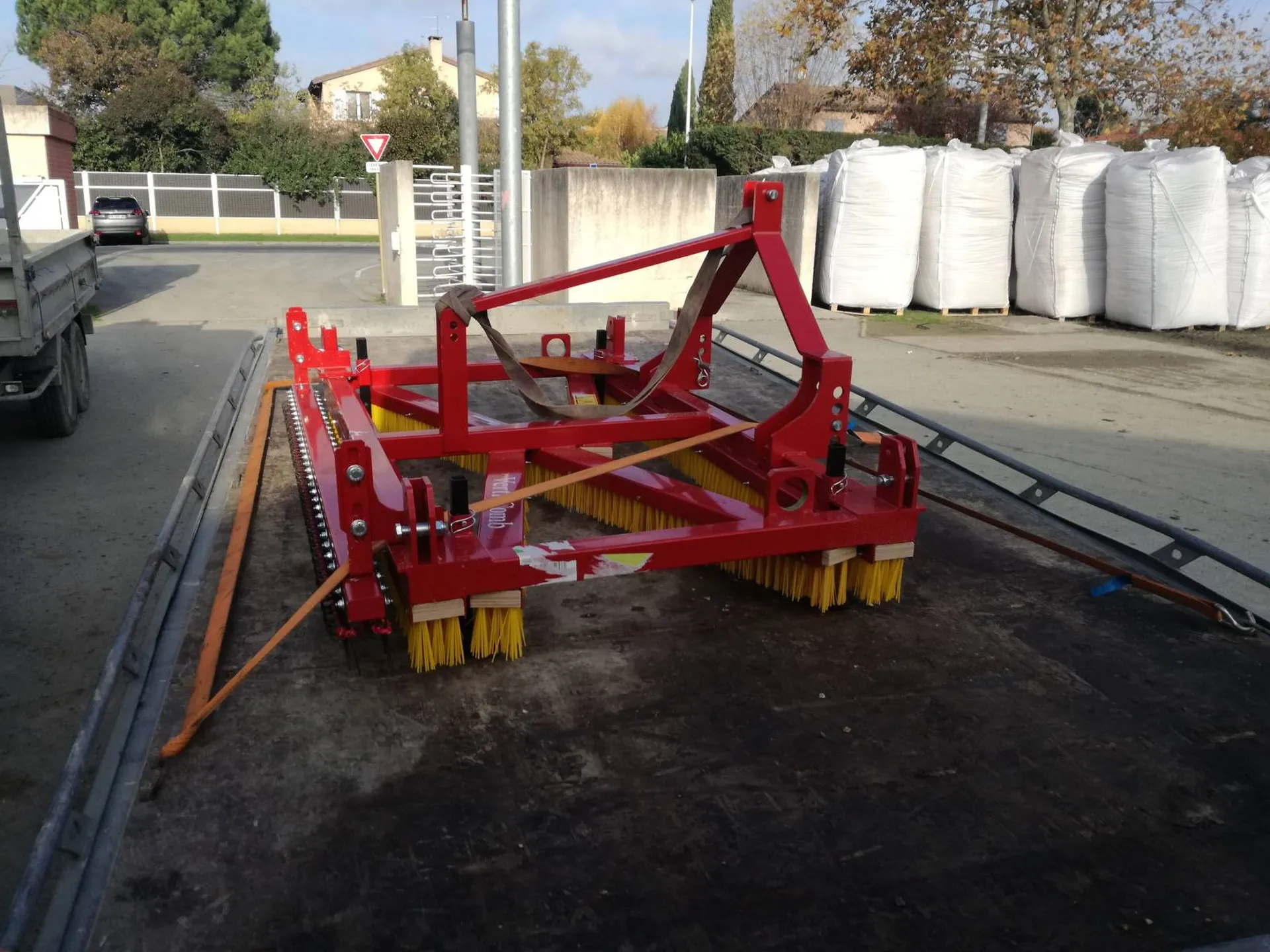 Balai-brosse entretien terrain de sports en gazon synthétique