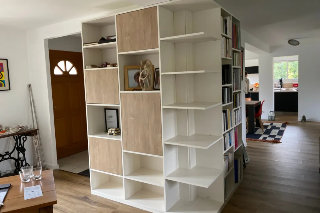 Bibliothèque en angle inversé blanc et effet chêne sur les portes ouvrantes à Plaisance du Touch