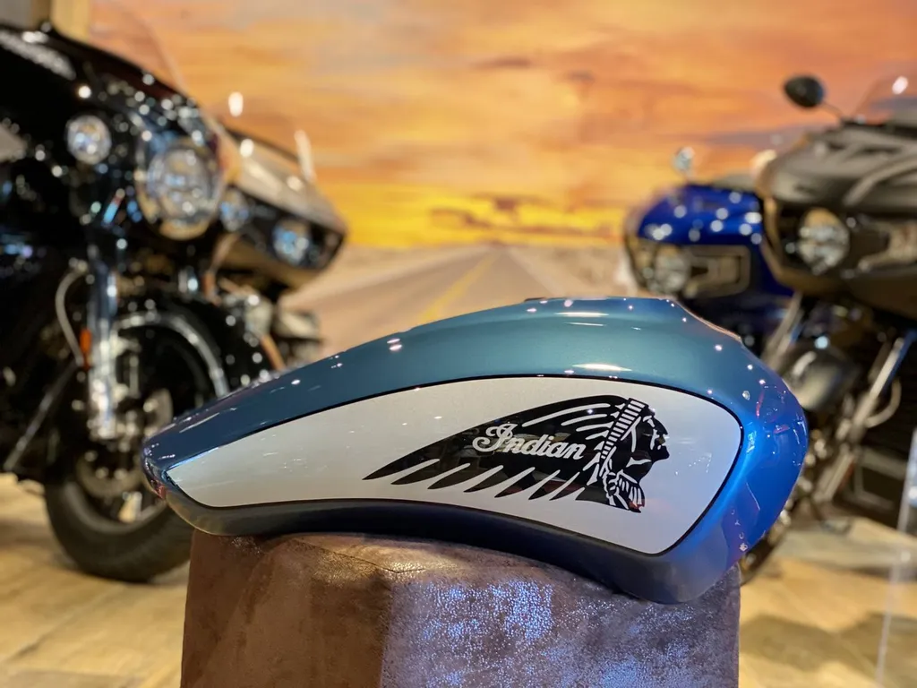 Réparation carrosserie sur réservoir d'essence de moto pour indian motorcycle marseille