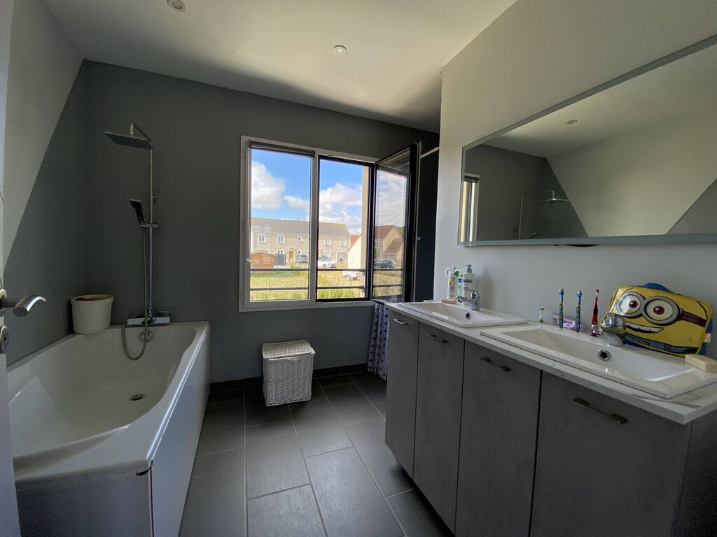 Vends maison récente située en lotissement sur 800m² de terrain.