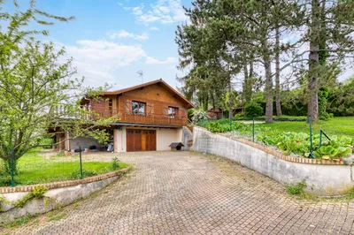 A vendre maison en bois avec cabanons de jardin ajoutent une dimension supplémentaire à cette propriété, offrant un espace de rangement pratique et organisé.