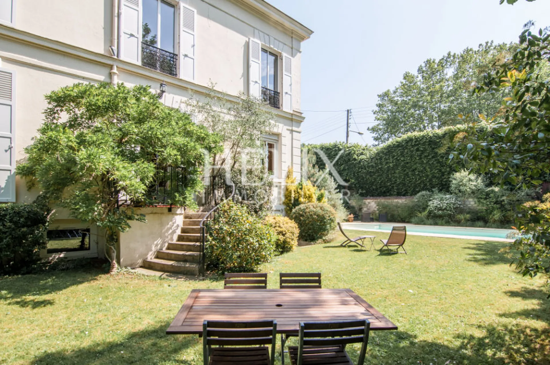 Chatou Bas - Hotel particulier 9 pièces de 354 M² avec piscine