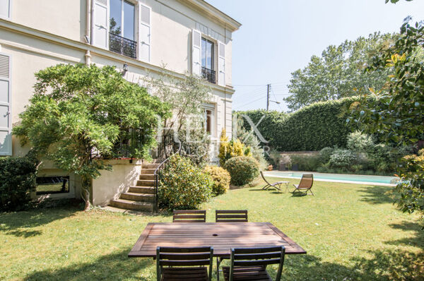 Chatou Bas - Hotel particulier 9 pièces de 354 M² avec piscine