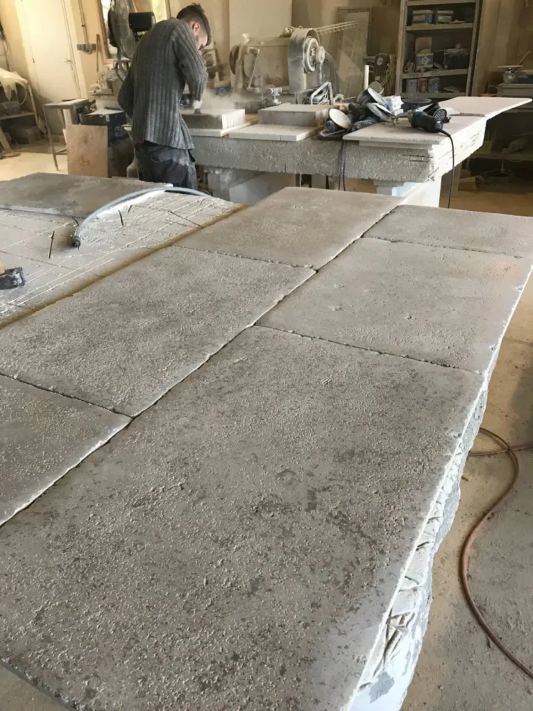 Dallage vieilli et patiné à la main. La pierre de France Mauvy au 36 rue de Bourgogne à Paris