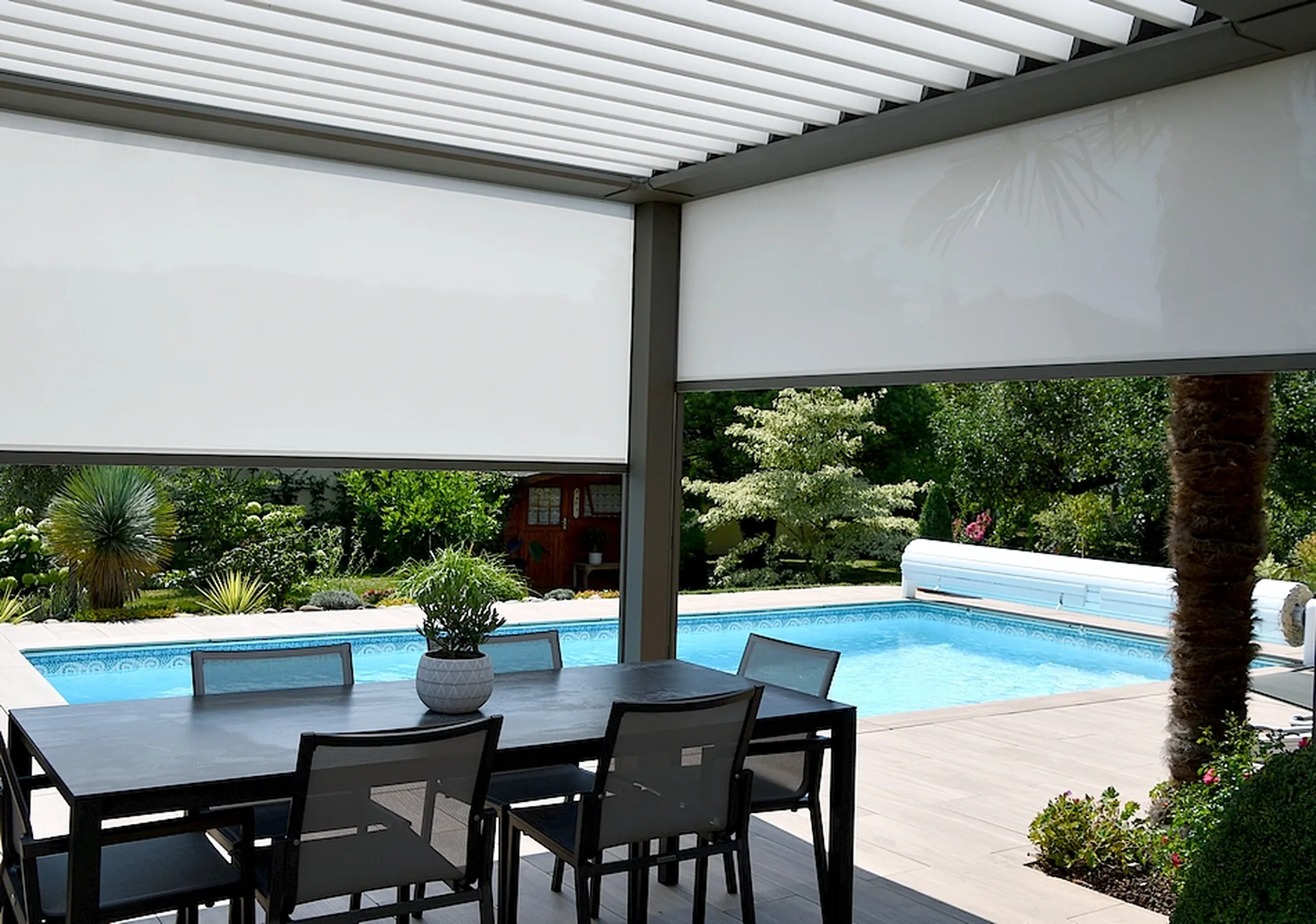 Pose d'une magnifique pergola bioclimatique à  Mandeure 25350 dans le Doubs ,lames orientable avec stores et leds dans les lames