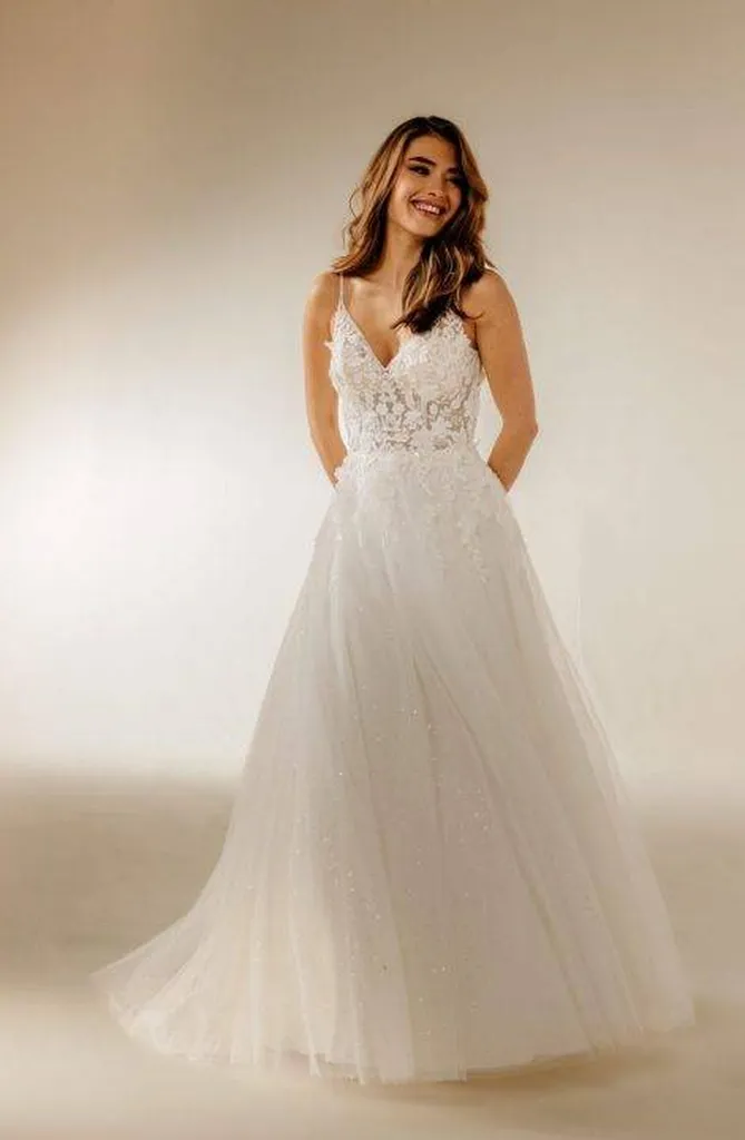 Robe de mariée bohême chic façon bijou pailletée, transparente illusion fleurie robe de haute couture de la marque Pronuptia à PLAN-DE-CAMPAGNE proche de MARSEILLE