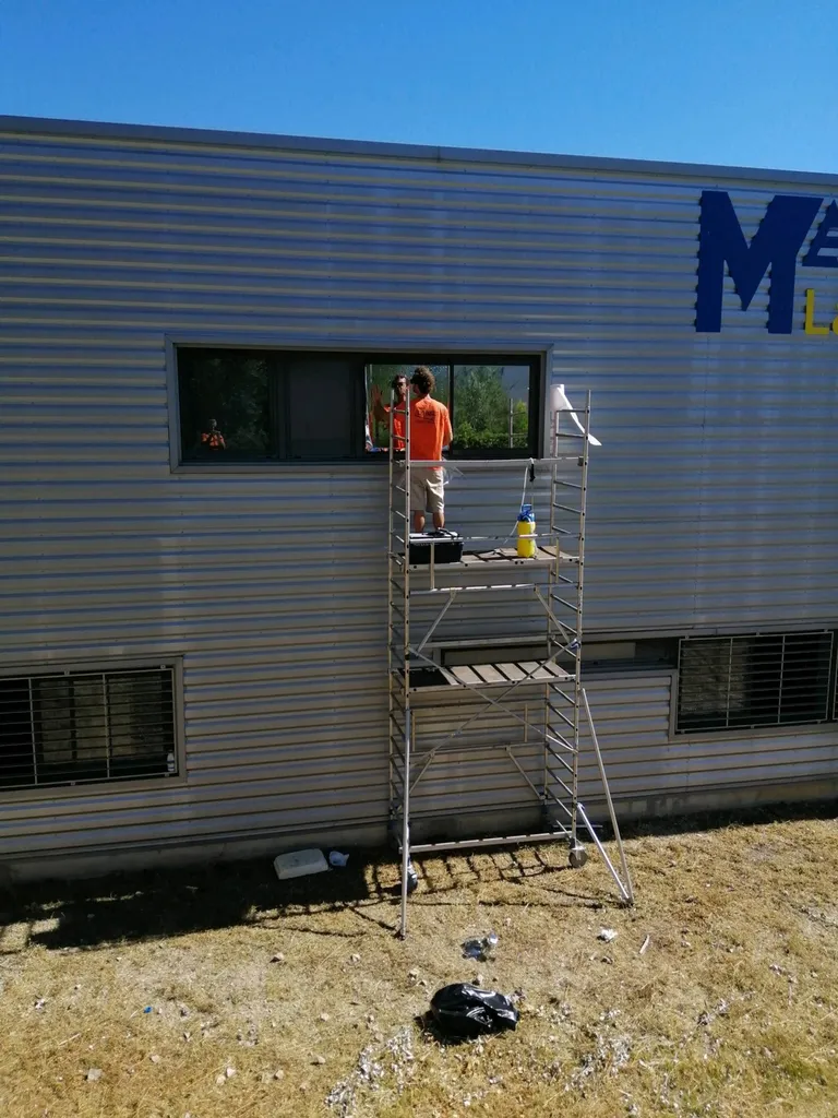 Pose de films solaire sur fenêtres d'une entreprise à Nice 06.