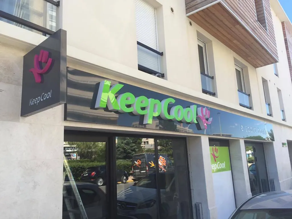 Enseignes Publicitaires en led avec des LETTRES 3D en métal dans les Bouches du Rhône