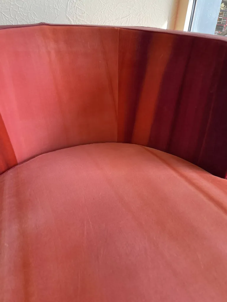 Fauteuil en tissu et en cuir rouge pivotant