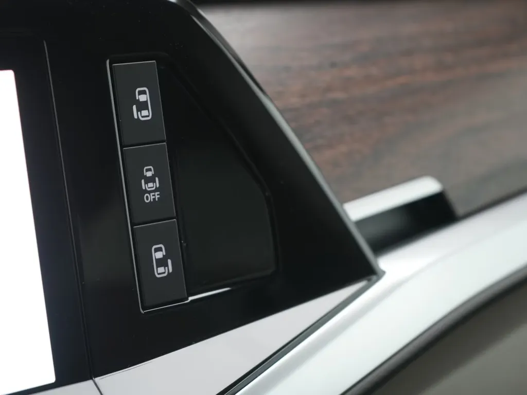 A Vendre Volkswagen T7 Multivan eHybrid 218 ch DSG 7 places /ACC /Attelage /Harmann Kardon /toit panoramique à Bordeaux