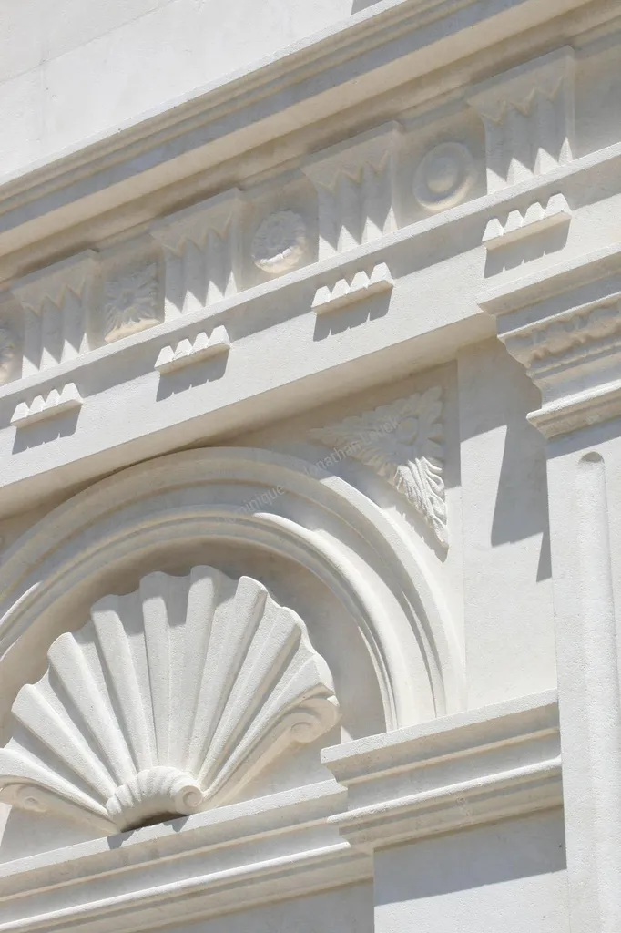 Encadrement massif en pierre d'Estaillades