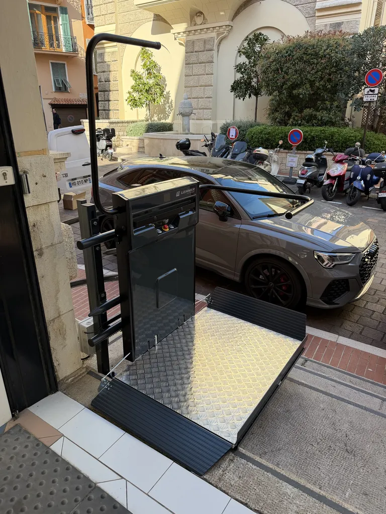 S2curité maximale pour cette plateforme inclinée Lehner, seuls les élements facilitant la sortie du passager sont désactivés, les autres restent en place dans cet ERP près de Nice