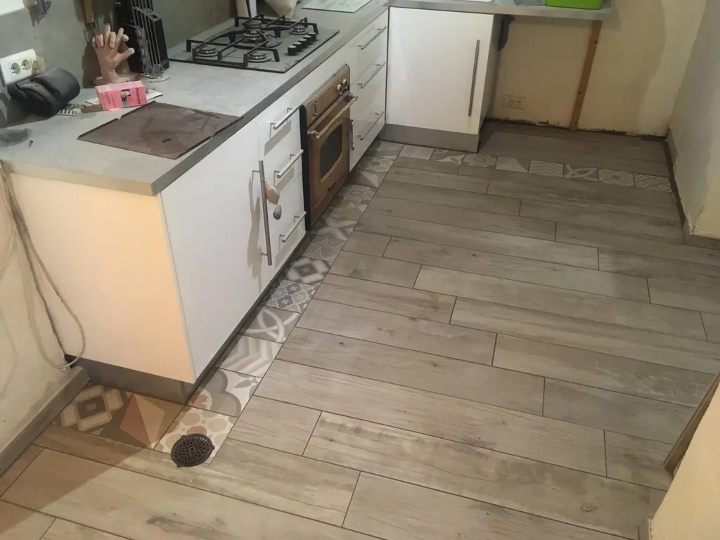 Pose carrelage imitation parquet dans une maison de village à Grans