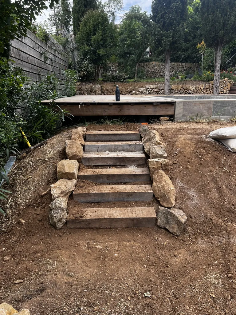 Aménagement paysager complet avec arrosage automatique, opus incertum et massifs méditerranéens au Beausset