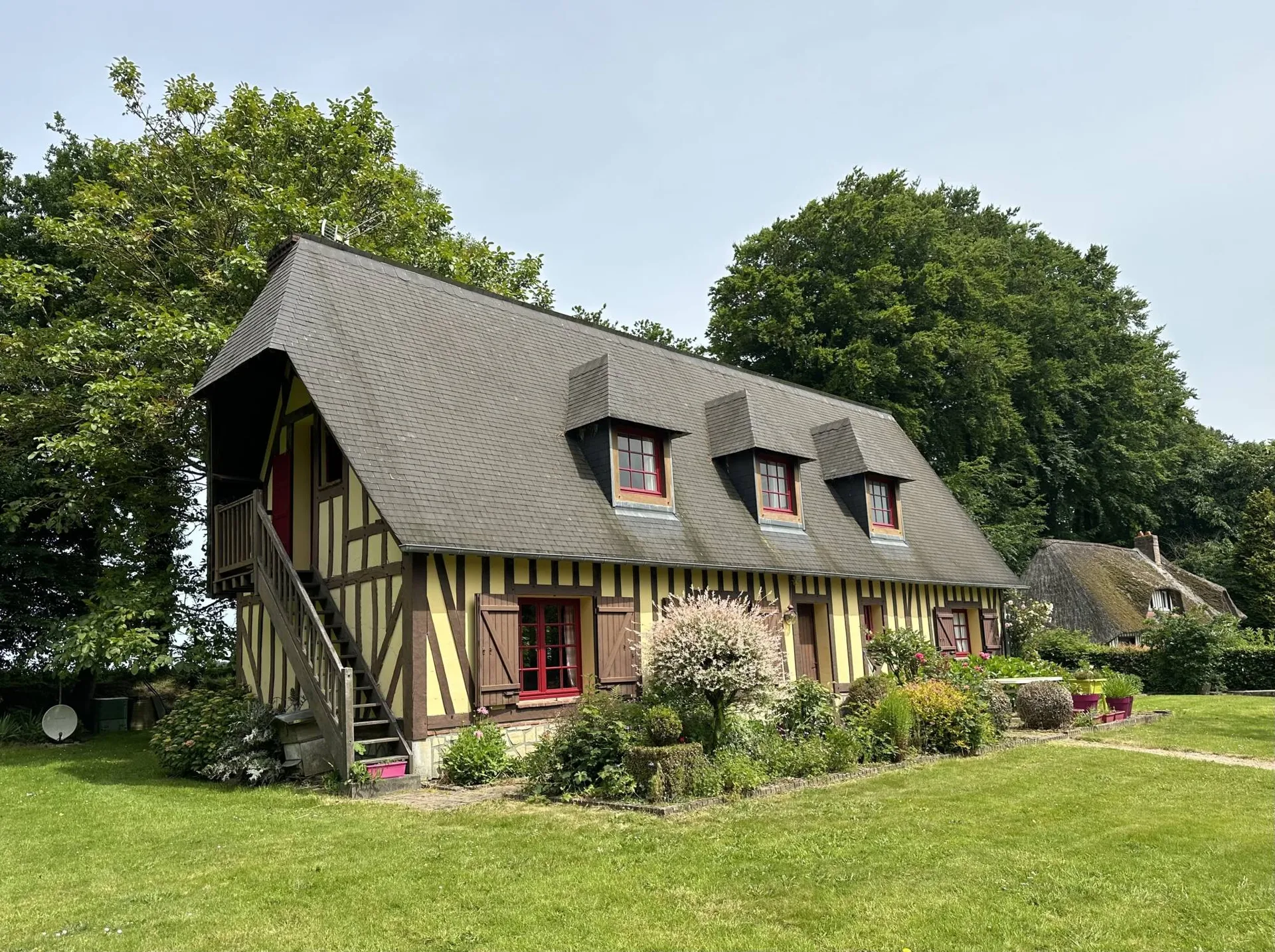 À vendre : Vaste terrain de 3000 m² – Un cadre verdoyant et tranquille, parfait pour profiter de la nature et de la tranquillité.