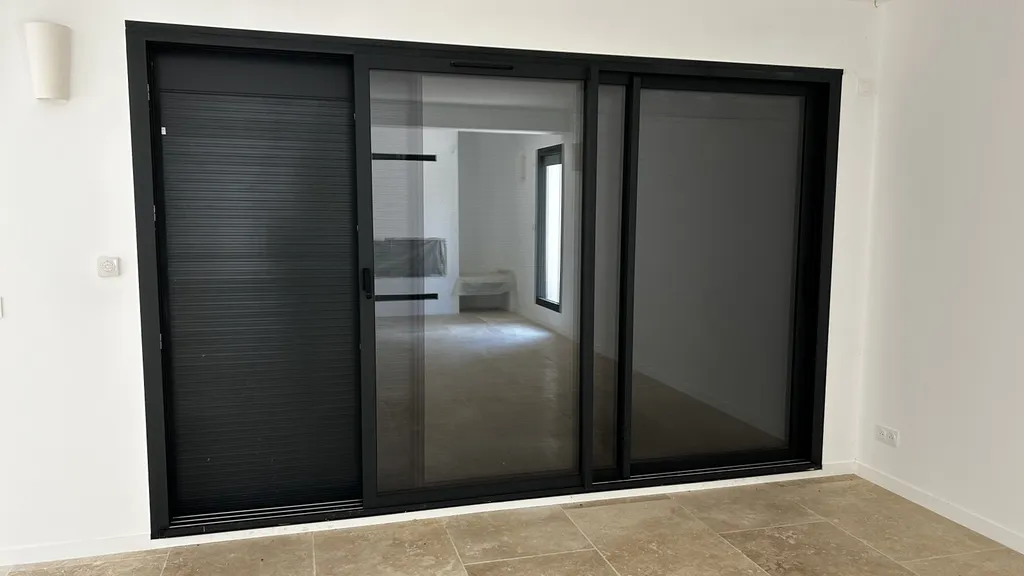 INSTALLATION de menuiserie aluminium sur Aix-en-Provence, en coloris gris anthracite