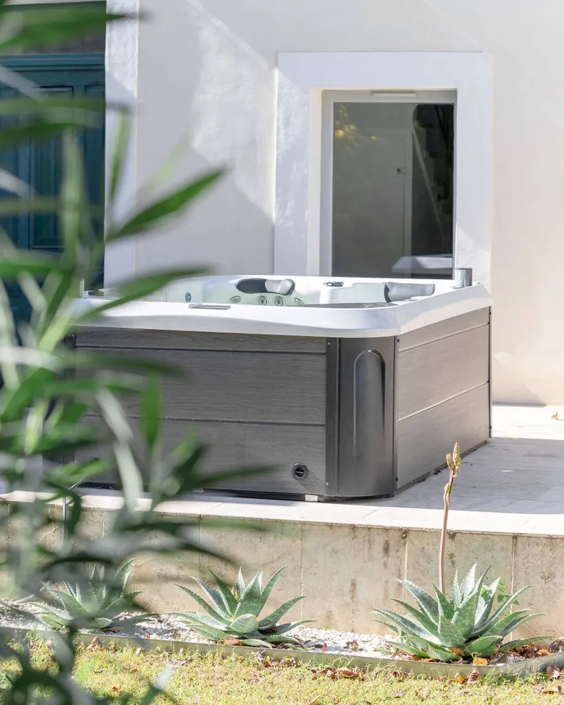 Spa Americain 3 places 76 jets à Nimes - Mcr Piscines et Spas