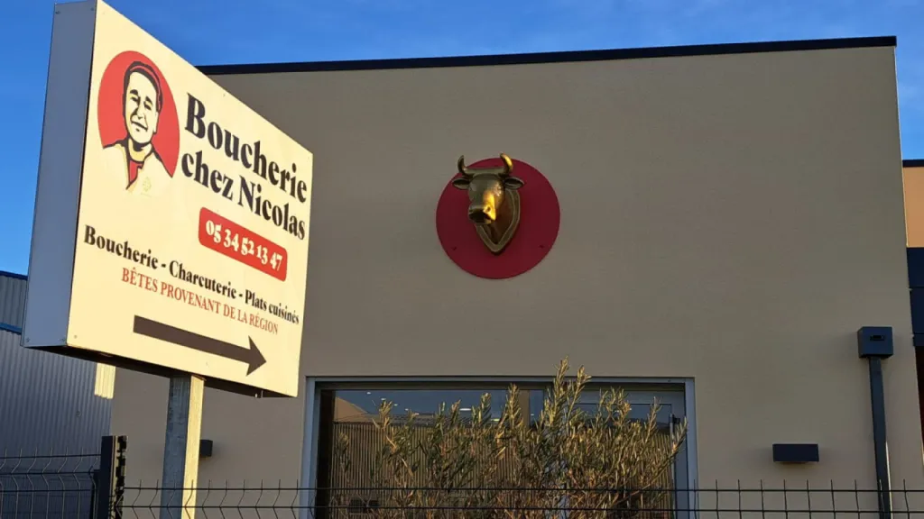 panneau dibond pour une boucherie à auterive