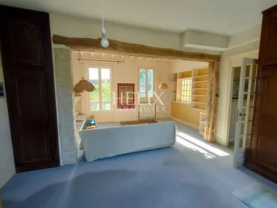 Maison familiale pleine de charme de 195m2 à rafraichir sur un beau terrain de 750m2 à 15mn à pieds de la gare de Maisons Laffitte comprenant un double séjour avec cheminée et 5 chambres.