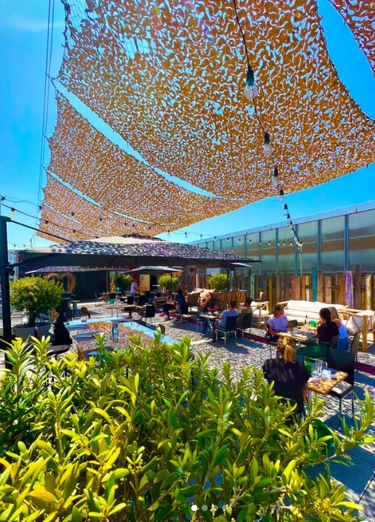 Groupe d'employés réunis autour d'un apéro au MS Club à Marseille