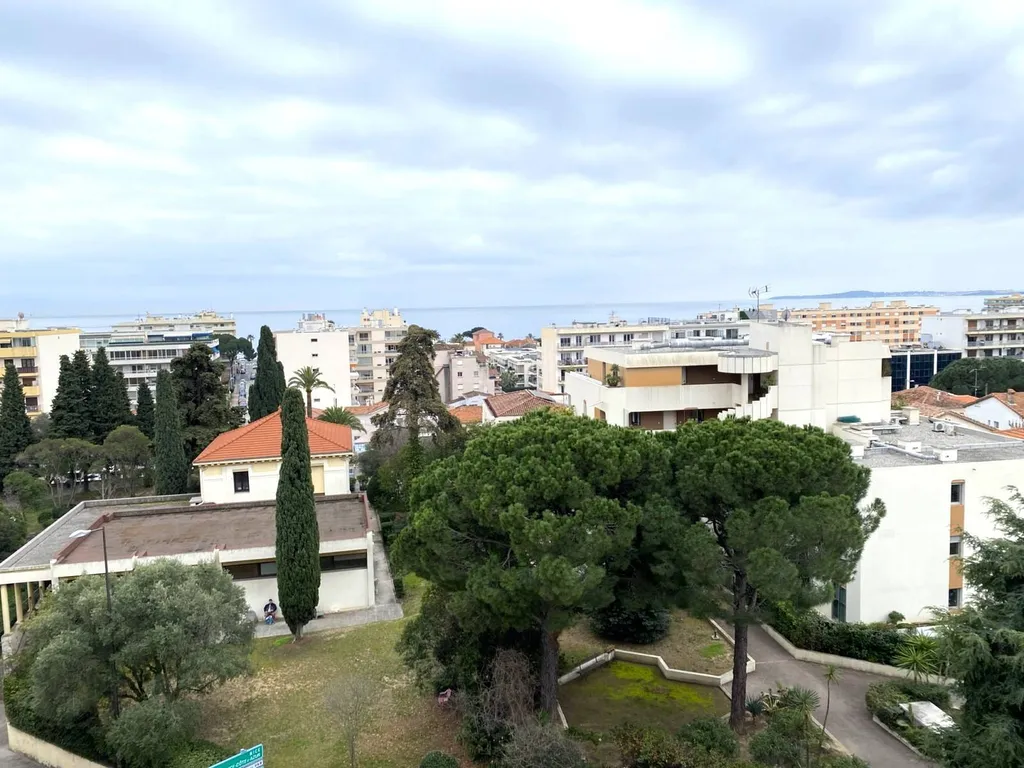studio avec vue dégagée en VIAGER OCCUPE en dernier étage situé à Cagnes-sur-Mer