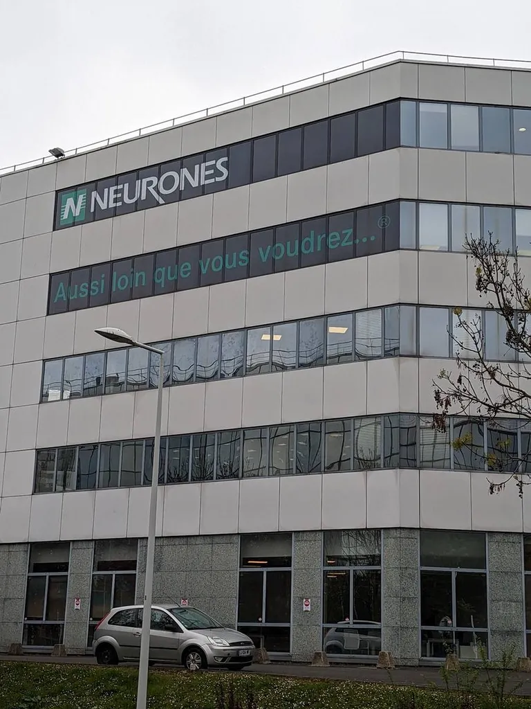 Pose d’enseigne adhésive à Levallois Perret (92)