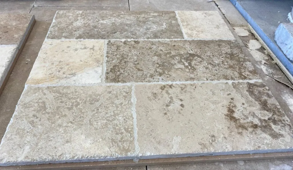 Dalle de Dordogne, dallage du Périgord en pierre naturelle vieillie