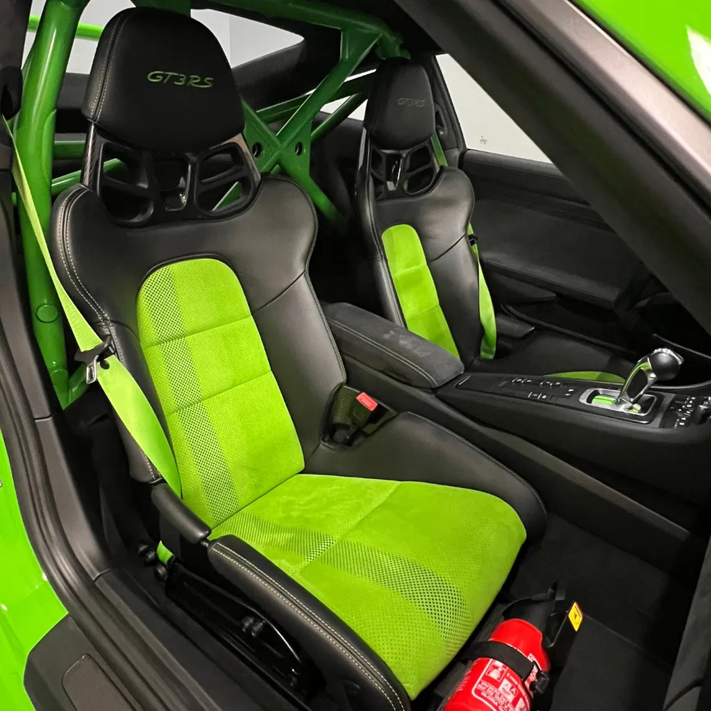 Entretien intérieur sur une Porsche 911 991 GT3 RS à Le Mans (72)