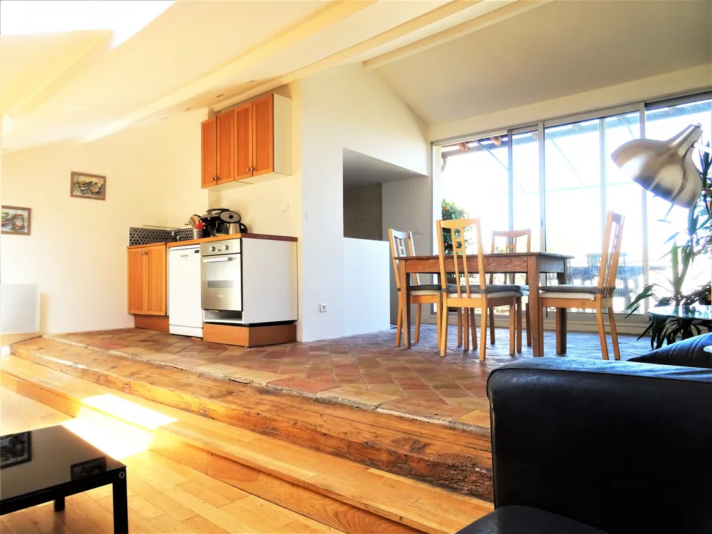 Avignon Intra Muros, zone piétonne, charmant duplex avec 2 terrasses.   